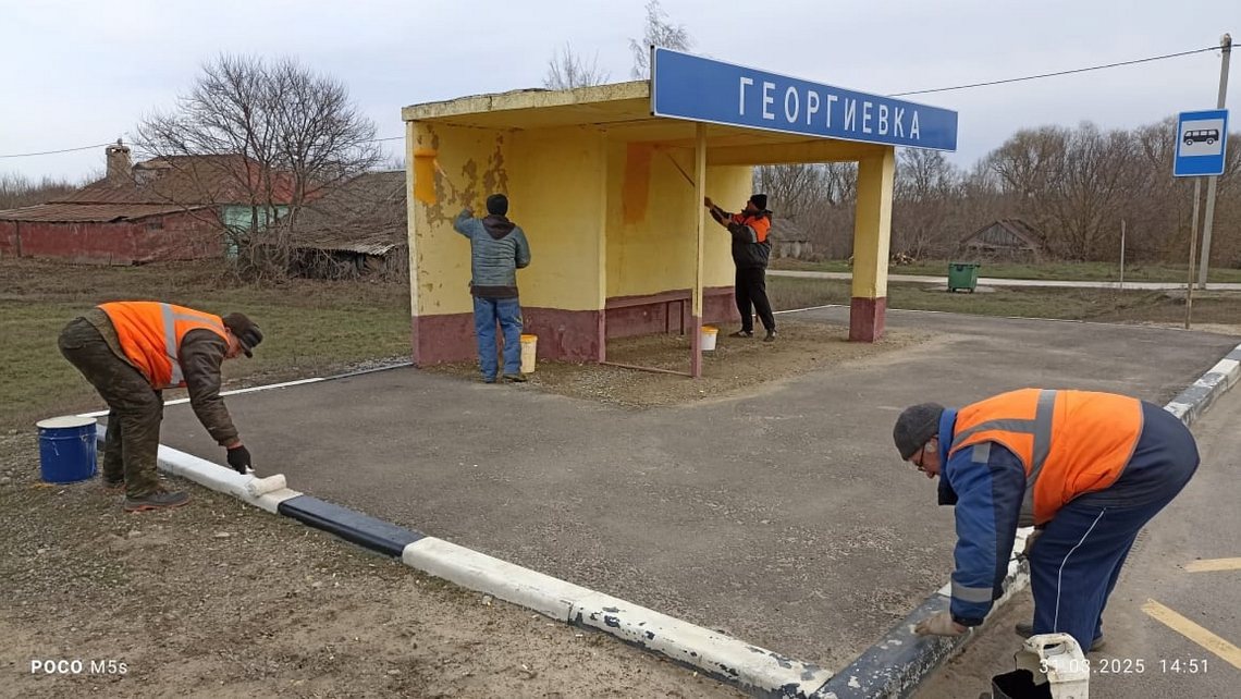Дорожники убирают, чистят, красят