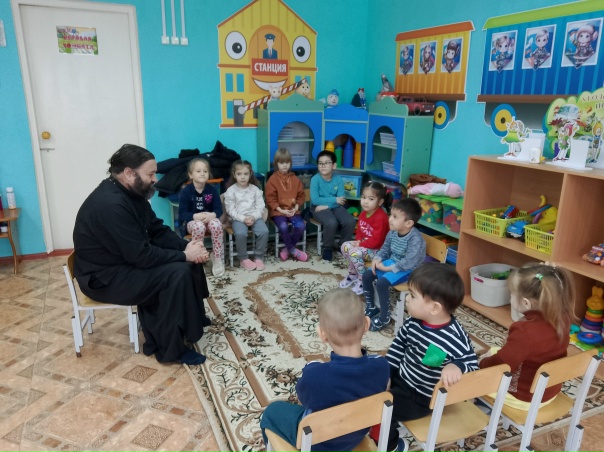 Детсадовцы из Демшинки пообщались со священником в праздник Крещения