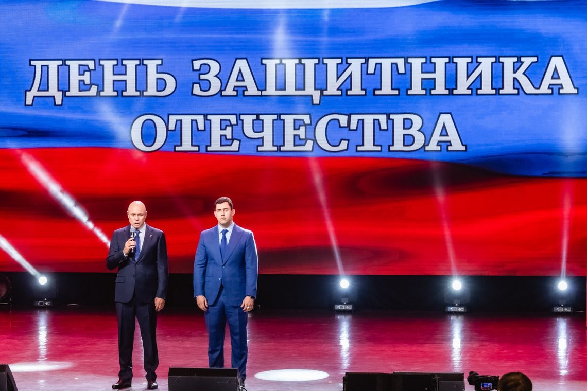 Игорь Артамонов наградил защитников Отечества
