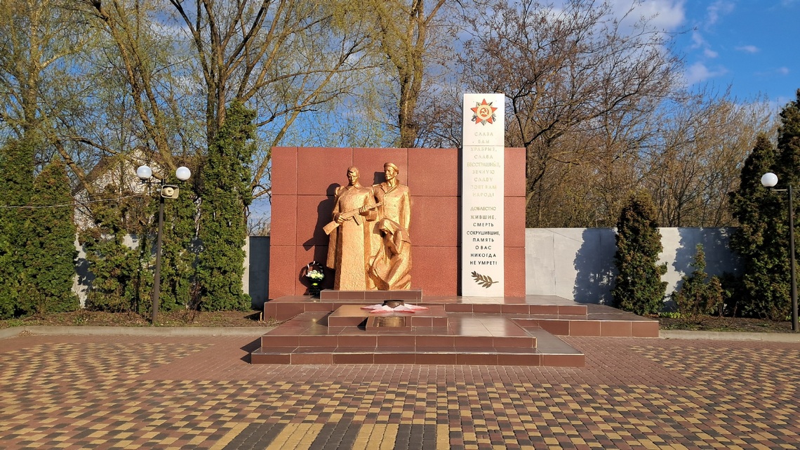 Добринка помнит… 55 лет назад на привокзальной площади был открыт памятник павшим воинам